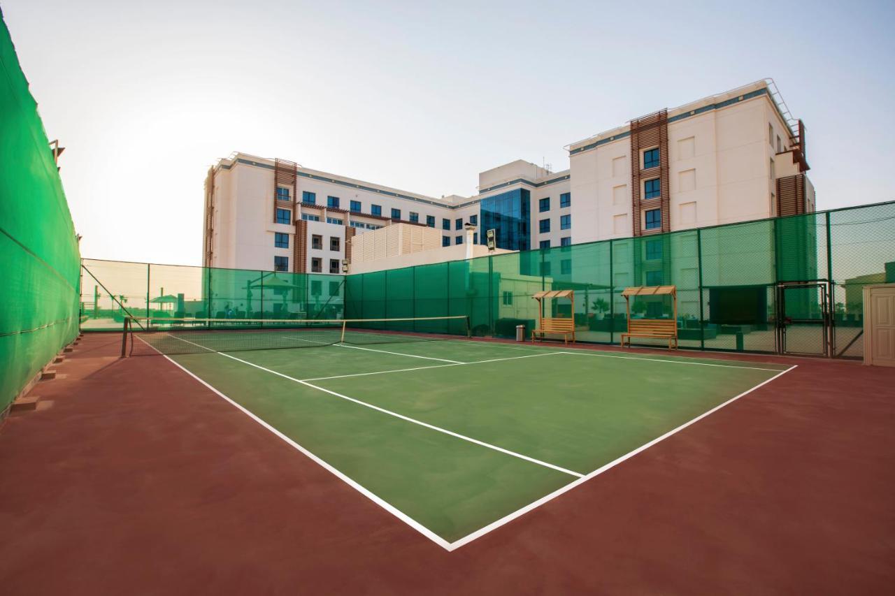 Four Points By Sheraton Al-Ajn Zewnętrze zdjęcie Tennis court