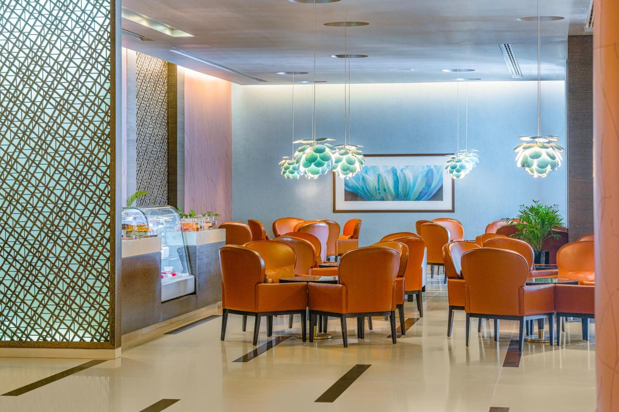 Four Points By Sheraton Al-Ajn Zewnętrze zdjęcie The lounge at the airport