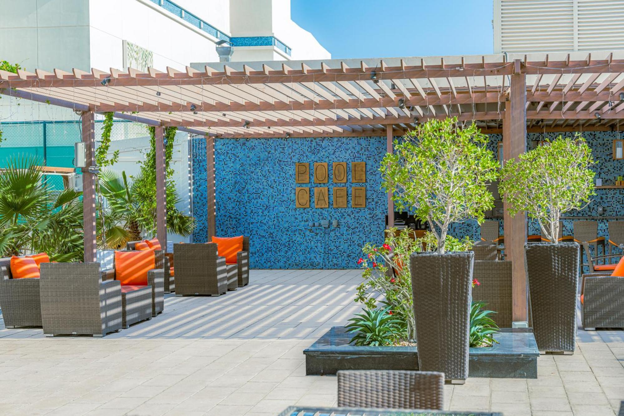 Four Points By Sheraton Al-Ajn Zewnętrze zdjęcie The rooftop pool at the hotel
