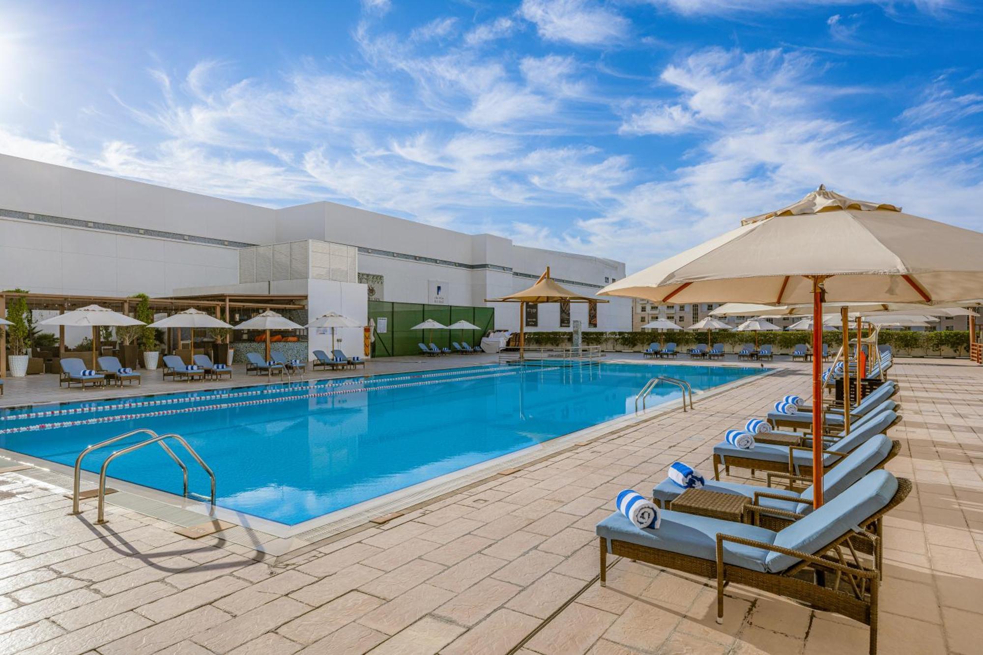 Four Points By Sheraton Al-Ajn Zewnętrze zdjęcie The swimming pool at the hotel