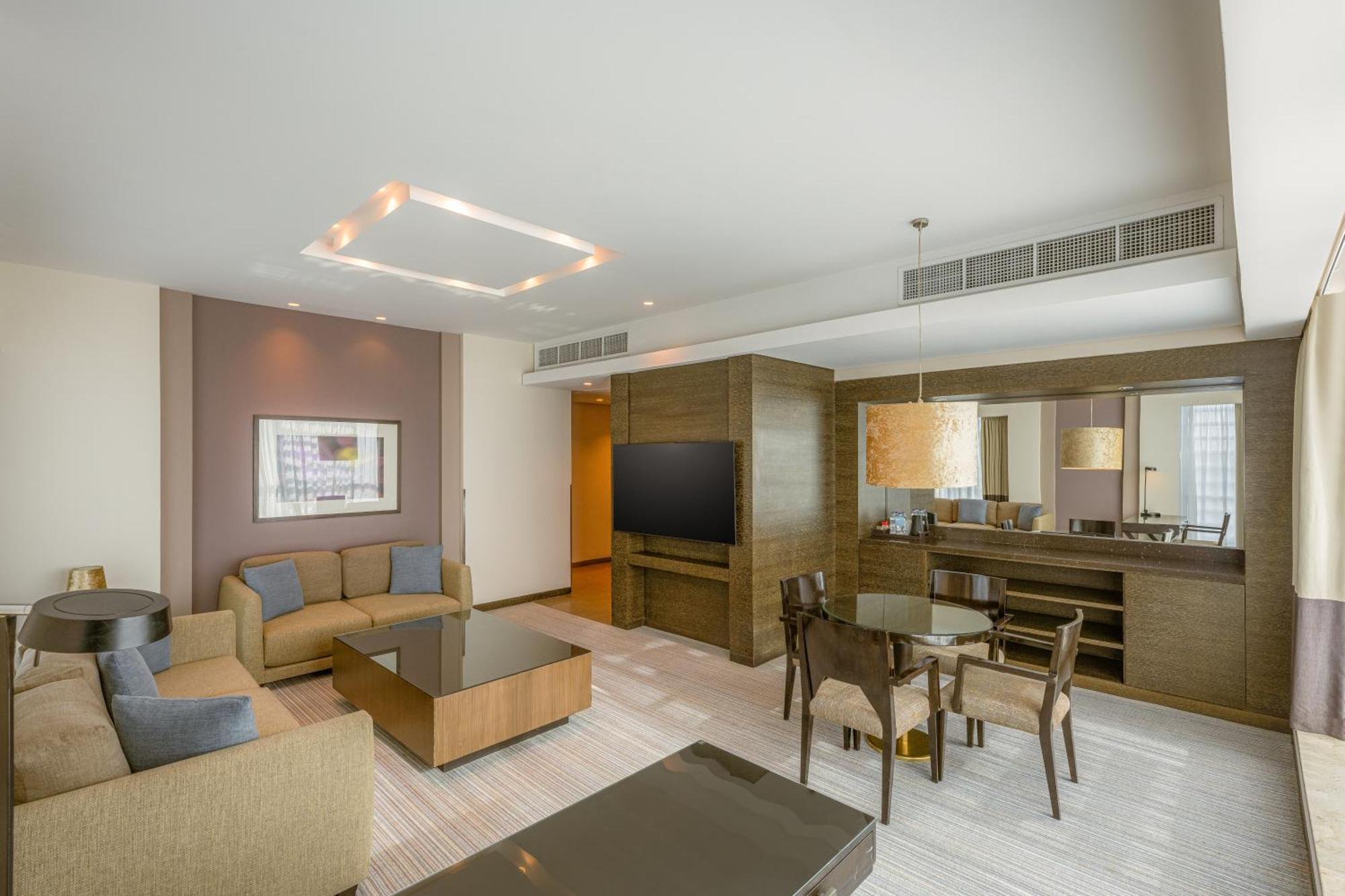 Four Points By Sheraton Al-Ajn Zewnętrze zdjęcie Suite at the hotel