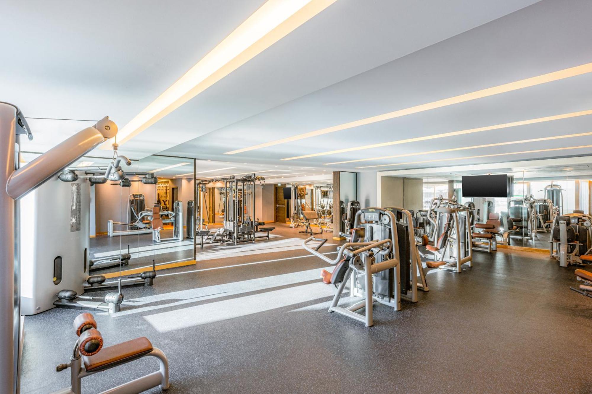 Four Points By Sheraton Al-Ajn Zewnętrze zdjęcie The gym at the hotel