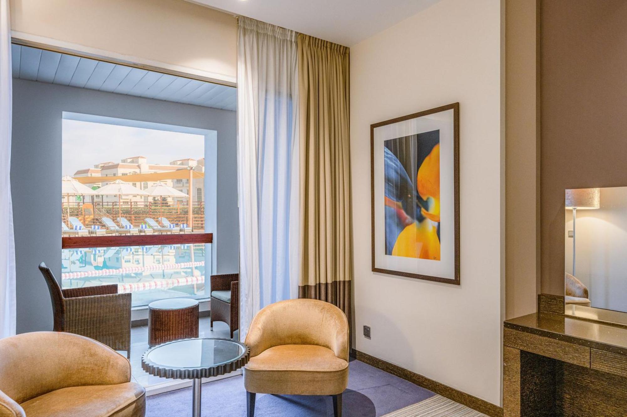 Four Points By Sheraton Al-Ajn Zewnętrze zdjęcie A room at the hotel