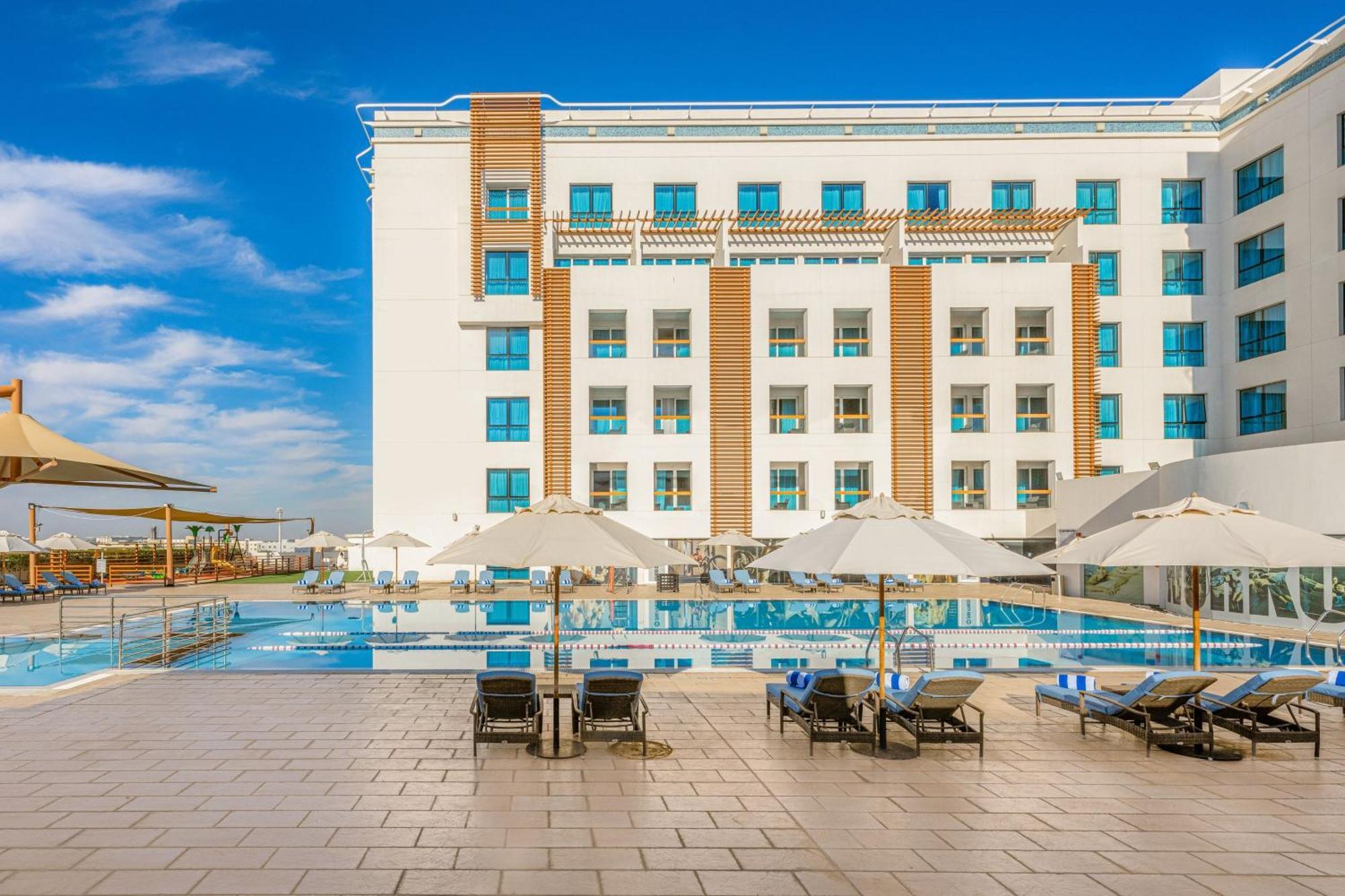 Four Points By Sheraton Al-Ajn Zewnętrze zdjęcie The hotel's pool
