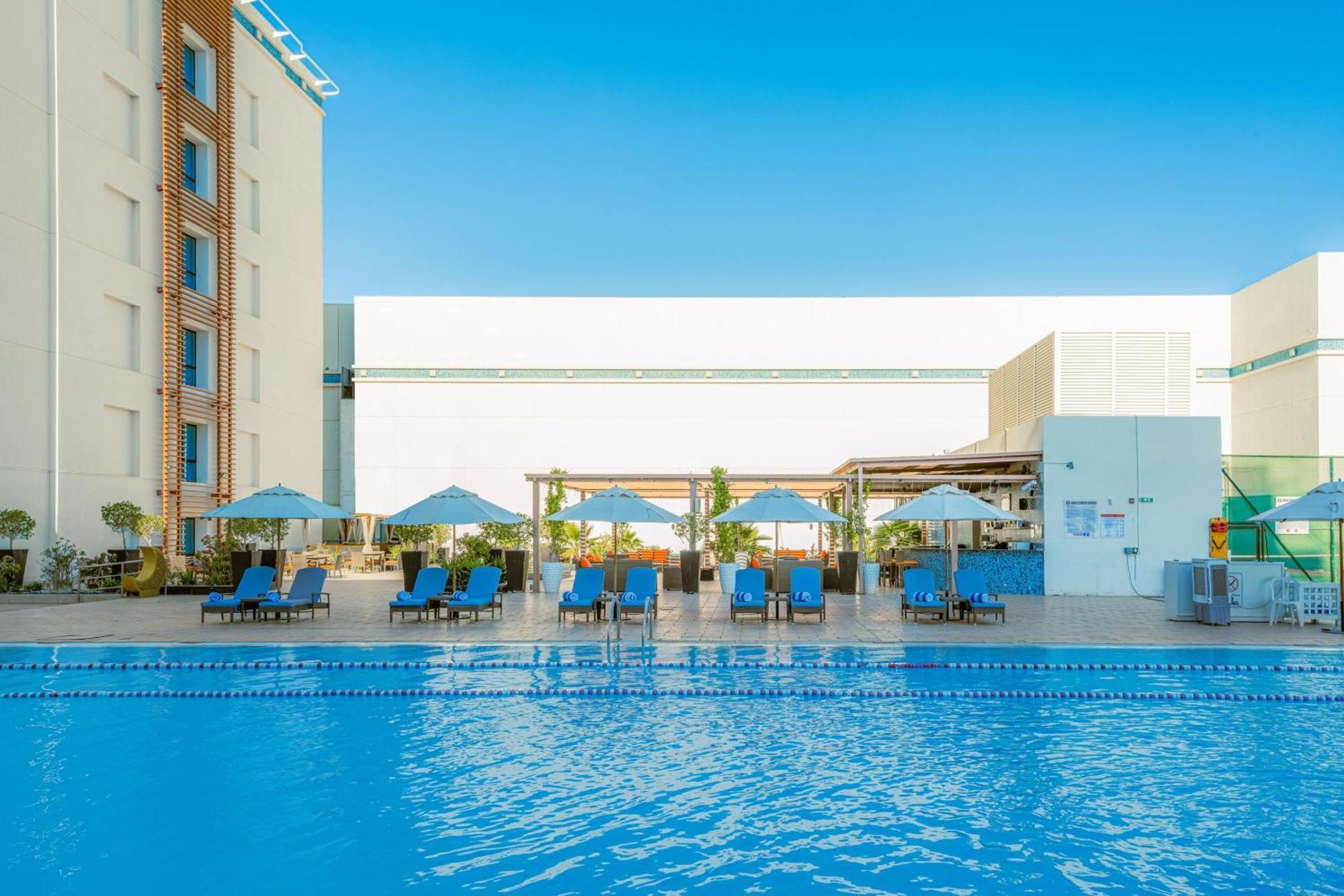 Four Points By Sheraton Al-Ajn Zewnętrze zdjęcie The swimming pool at the hotel