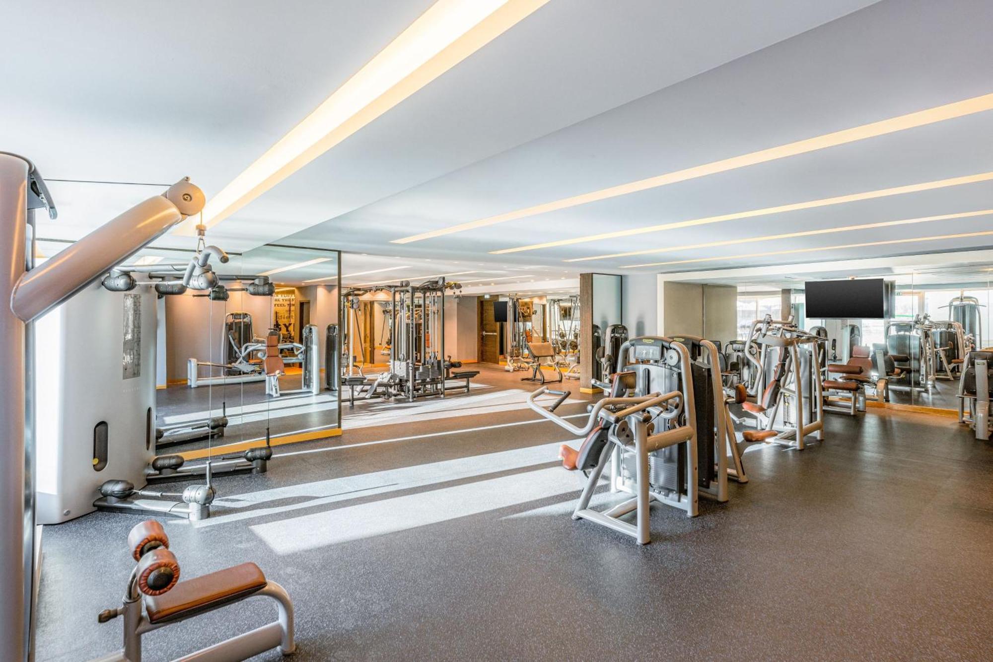 Four Points By Sheraton Al-Ajn Zewnętrze zdjęcie The gym at the hotel