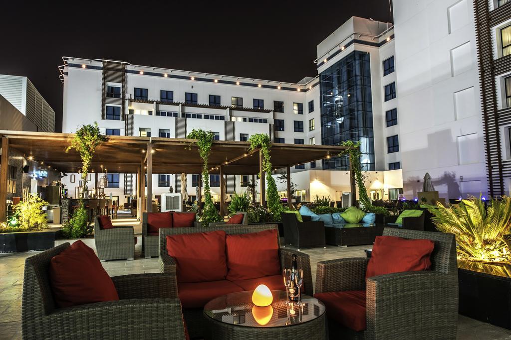 Four Points By Sheraton Al-Ajn Zewnętrze zdjęcie The hotel's rooftop lounge